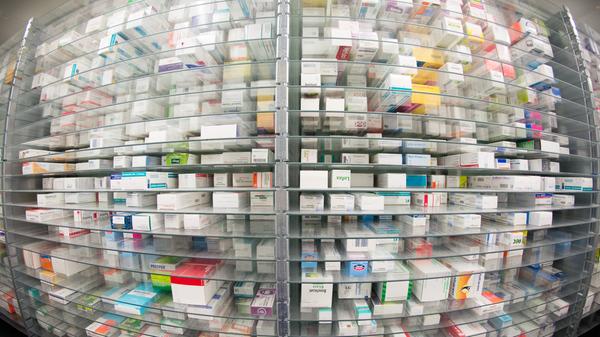 Die Regeln für Medizinprodukte werden mit der am 26. Mai 2021 eintretenden Medizinprodukte-EU-Anpassungsverordnung konkretisiert. Dies beinhaltet unter anderem, dass das Bundesinstitut für Arzneimittel und Medizinprodukte (BfArM) und das Paul-Ehrlich-Institut (PEI) künftig mehr Befugnisse bekommen. Damit können sie zum Beispiel das Inverkehrbringen oder die Inbetriebnahme von medizinischen Produkten auf dem nationalen Markt verbieten oder einschränken. Auch die Verhütung und Bekämpfung von Arzneimittel- und Medizinproduktefälschungen wird damit erleichtert.