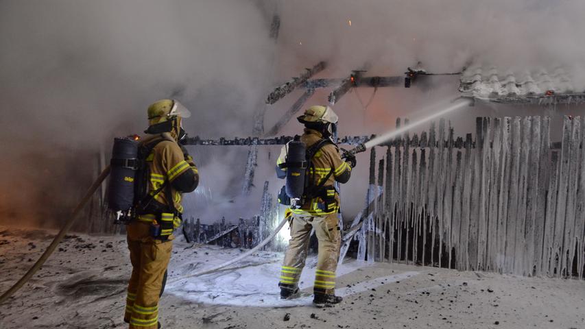 Vollbrand in Fürth: Flammen loderten aus Carport