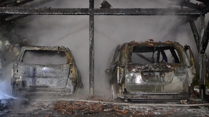 Vollbrand in Fürth: Flammen loderten aus Carport