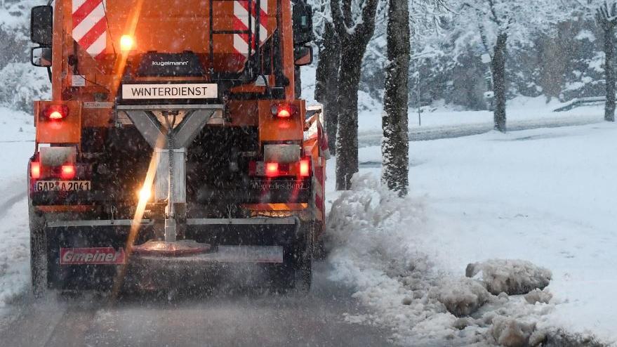 Fällt Schnee oder die Temperatur in einen Bereich nahe den Gefrierpunkt, rückt der Winterdienst der Stadt Forchheim aus. An bis zu 18 Stunden am Tag sind Mitarbeiter in Bereitschaft.