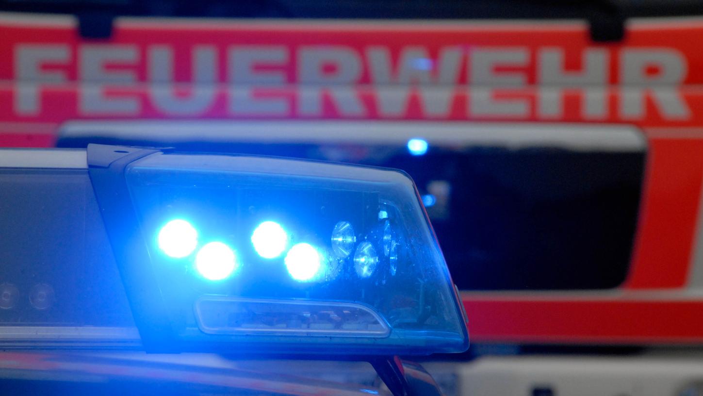 Feuerwehr und Polizei rückten bei dem Brand im Landkreis Bamberg aus. 