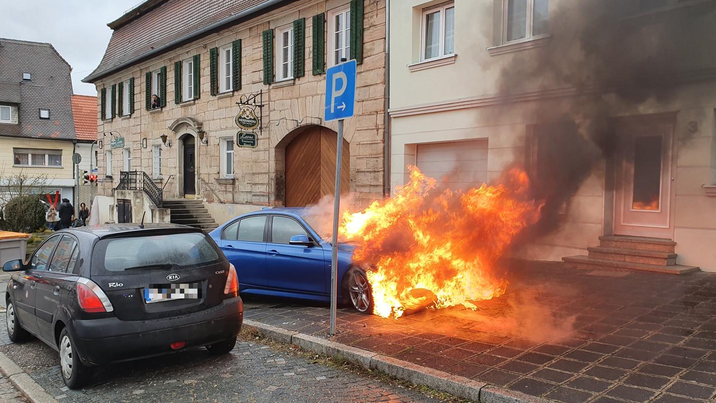 Der Wagen geriet auf dem Gehweg an der Allersberger Straße in Roth in Flammen.