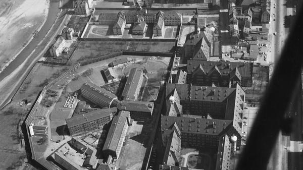 Der weltberühmte Saal 600 in Nürnberg blickt auf eine lange Geschichte zurück: Johann Georg Loos (20) war der erste Angeklagte, der hier verurteilt wurde – am 13. November 1916 wurde er wegen schweren Diebstahls und Raubes schuldig gesprochen und zu 28 Monaten Gefängnis verurteilt. "Der Angeklagte hat keine frohe Jugendzeit gekannt. Von der Natur stiefmütterlich behandelt – er leidet bei einem recht unentwickelten Aussehen an einem Sprachfehler – wurde er von seiner Großmutter, einer Armenhäuslerin, aufgezogen", so die Fränkische Tagespost in ihrer Ausgabe vom 14. November 1916. Er verdingte sich als Knecht, im August 1916 wanderte er durch das Nürnberger Land. Bei Hersbruck überfiel er eine 73-jährige Frau. Sie schleppte einen Korb mit Lebensmitteln. "Der ausgehungerte Mensch", so die Fränkische Tagespost, stieß sie zu Boden und nahm ihr "einen Kipf Brot und Rauchtabak" ab. Einige Tage später fand er Arbeit in einer Fabrik in Mögeldorf, doch am Wochenende stieg er in ein Bauernhaus ein, stahl Schmuck, Schuhe und 37 Mark Bargeld. Kurz darauf wurde er erwischt.