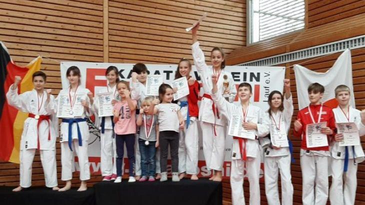 Knapp, aber verdient standen die heimischen Karateka vom KC Hersbruck bei der Mittelfränkischen Meisterschaft ganz oben auf dem Siegerpodest. Foto: privat