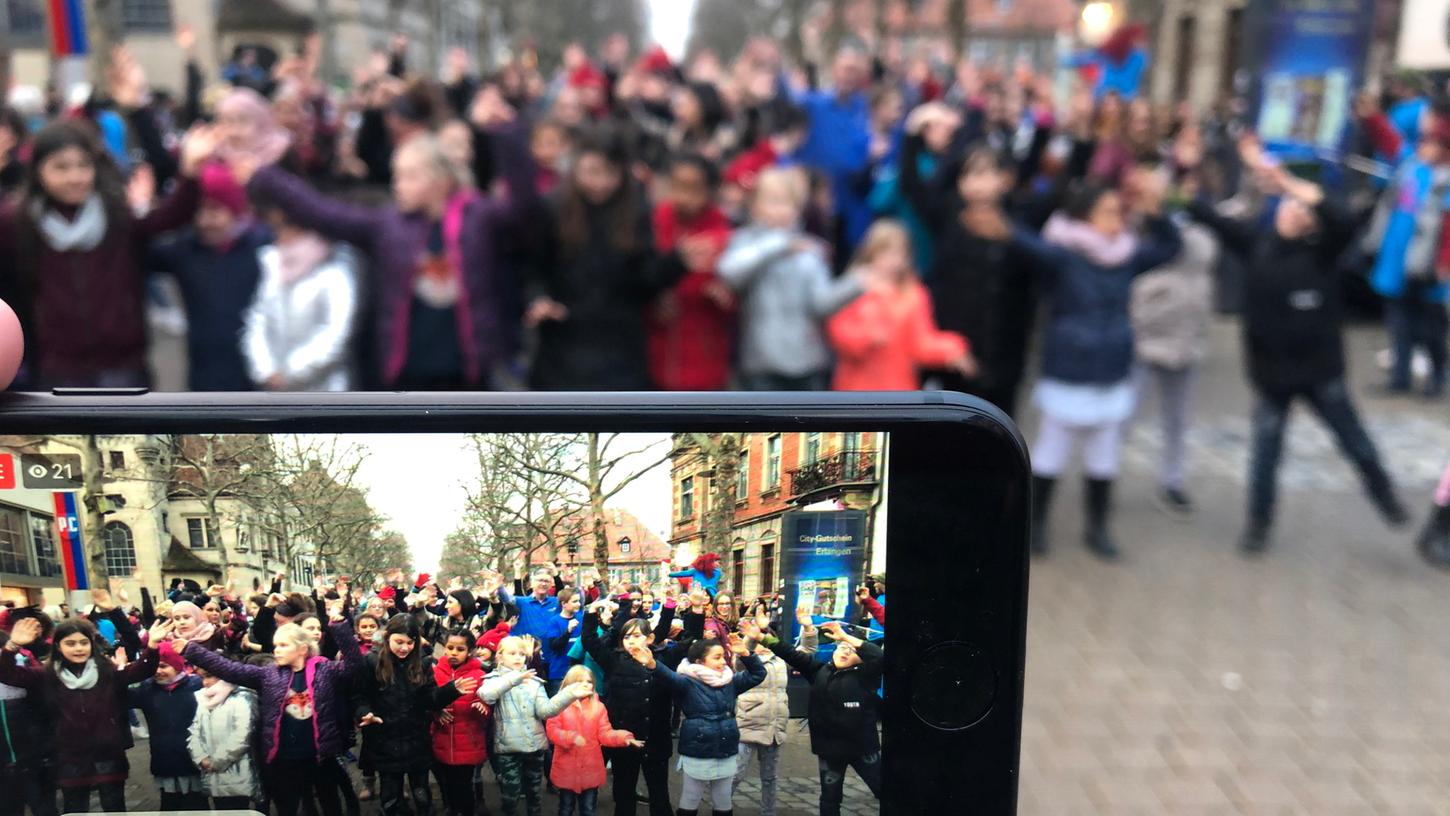 Demonstration in Erlangen: "One Billion Rising" zog auch viele Zuschauer und Kameras an.