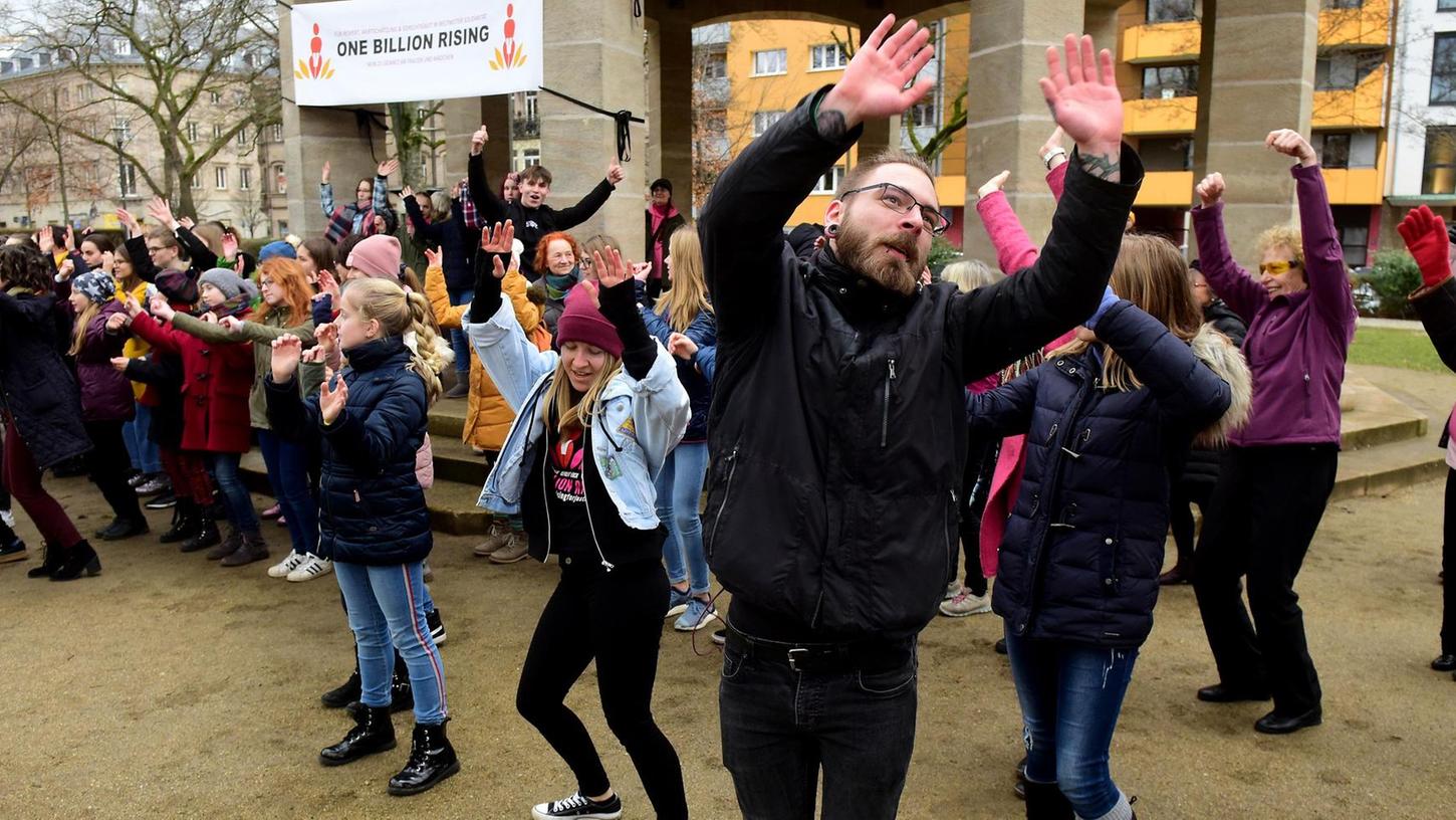 Über 150 Frauen, Mädchen und auch ein paar wenige Männer haben sich gestern in der Adenaueranlage an dem weltweiten Solidaritätsprojekt „One Billion Rising“ beteiligt