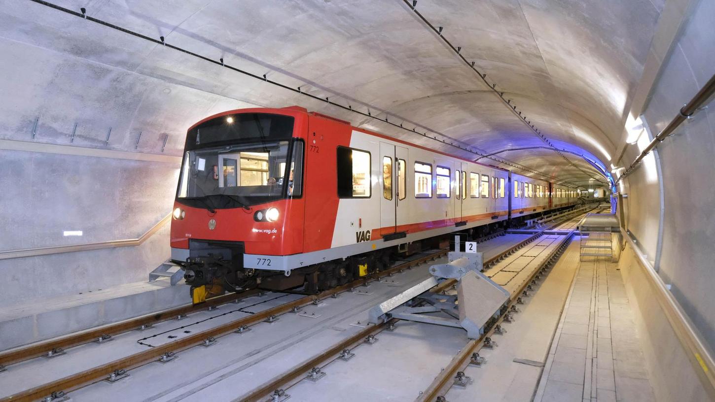 Hier ist vorerst Schluss: Ein Testzug in der Abstell- und Wendeanlage westlich des neuen Bahnhofs Großreuth an der Züricher Straße. Im Rücken des Fotografen bildet eine Betonwand den Tunnelabschluss.