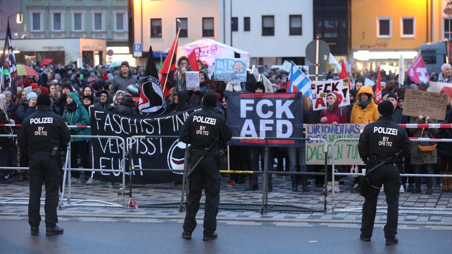 Bürger demonstrieren gegen eine Kommunalwahlkampf-Veranstaltung der AfD in der Stadthalle in Kulmbach.