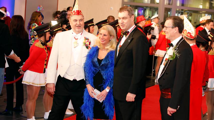 Bernhard Schlereth (im weißen Frack), künstlerischer Leiter des Fastnacht-Verband Franken e.V. , begrüßt Ministerpräsident Markus Söder und seine Frau Karin Söder-Baumüller.