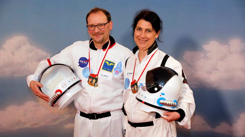 Die FDP-Bundestagsabgeordnete Katja Hessel und ihr Mann sausten als Raumfahrer nach Veitshöchheim.