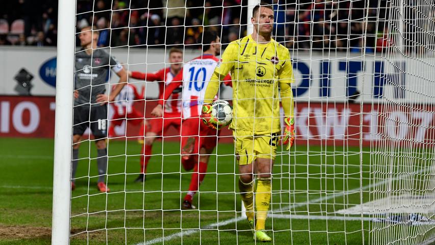 Mit zwei Siegen gegen Sandhausen und Osnabrück, in denen der FCN kein Gegentor verzeichnet und erstmals in dieser Saison zwei Partien in Folge für sich entscheidet, verschafft sich der Club vorerst Luft und rückt ins Tabellenmittelfeld auf. Beim Gastspiel in Heidenheim offenbart der Club wieder seine altbekannten Gene: Nach zweimaliger Führung und einem späten Ausgleich durch Doppelpacker Kleindienst reicht es an der Brenz erneut nur für ein Remis.
Mit zwei Siegen gegen Sandhausen und Osnabrück, in denen der FCN kein Gegentor verzeichnet und erstmals in dieser Saison zwei Partien in Folge für sich entscheidet, verschafft sich der Club vorerst Luft und rückt ins Tabellenmittelfeld auf. Beim Gastspiel in Heidenheim offenbart der Club wieder seine altbekannten Gene: Nach zweimaliger Führung und einem späten Ausgleich durch Doppelpacker Kleindienst reicht es an der Brenz erneut nur für ein Remis.
