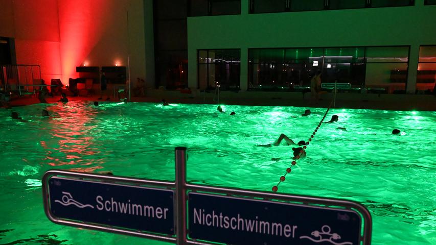 Sekt, Salzstangen und Musik: Das Candle-Light-Schwimmen in Erlangen