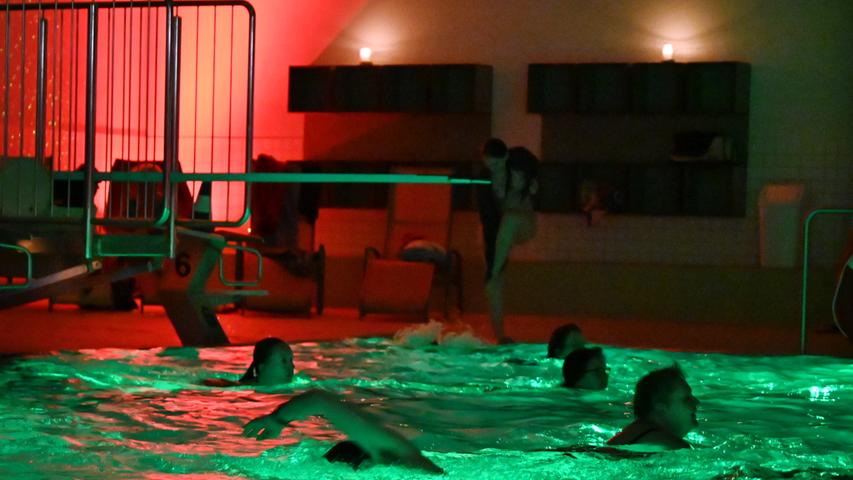 Sekt, Salzstangen und Musik: Das Candle-Light-Schwimmen in Erlangen