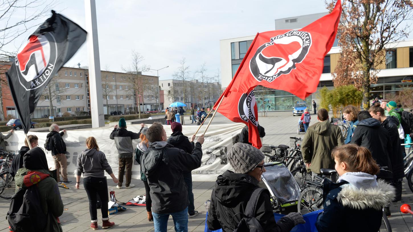 Erlangen: Lautstarker Protest gegen AfD-Wahlstand