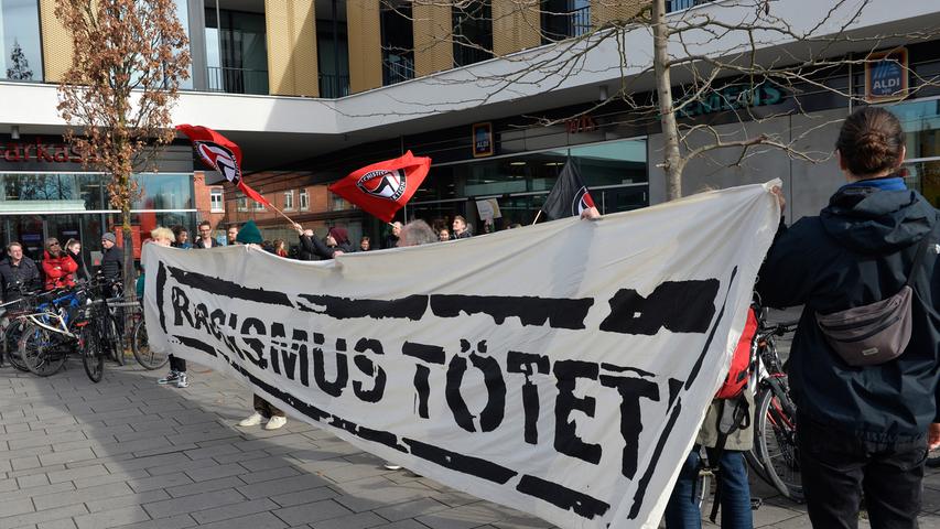 Erlangen: Lautstarker Protest gegen AfD-Wahlstand