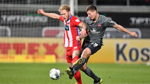 Der gebürtige Amberger, der seine Juniorenzeit beim SV Raigering und ab 2007 beim Club verbrachte, debütierte 2015 bei den Profis des 1. FC Nürnberg. Beim FCN, mit dem der 1,96-Meter-Hüne unter anderem in die Bundesliga aufgestiegen ist, bestritt Patrick Erras insgesamt 86 Spiele. Im Sommer 2020 entschied sich das Club-Urgestein gegen ein weiteres Engagement am Valznerweiher und wechselte ablösefrei in die Bundesliga zu Werder Bremen.