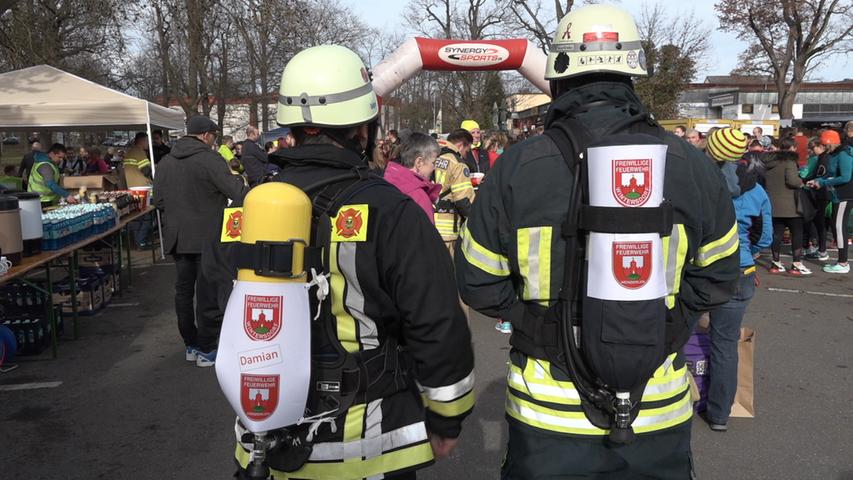 In voller Montur: Feuerwehrmänner laufen für krebskranke Kinder
