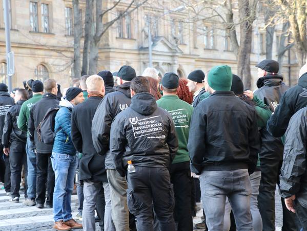 In Einheitskleidung trafen sich die Anhänger der rechtsextremen Partei "Der Dritte Weg" am Wilhelmsplatz.