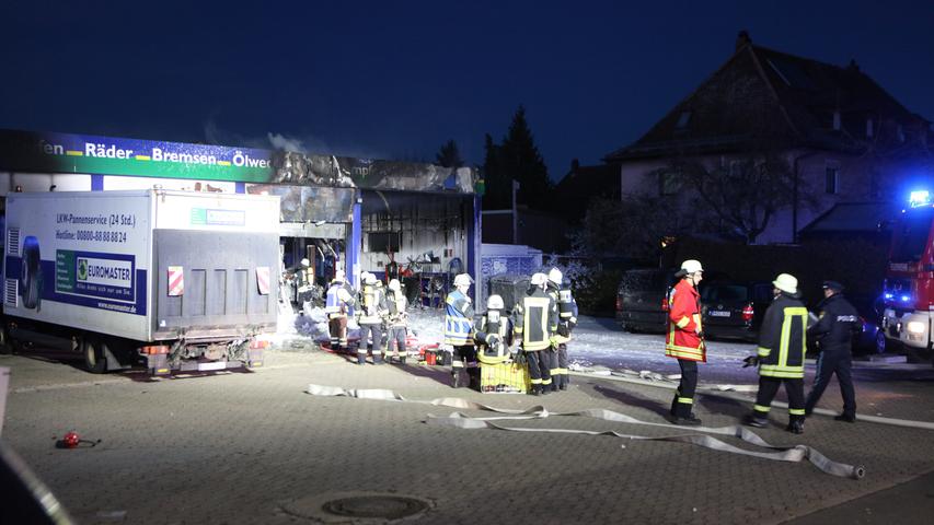 Rauch über Ansbach: Feuer in Reifenwerkstatt
