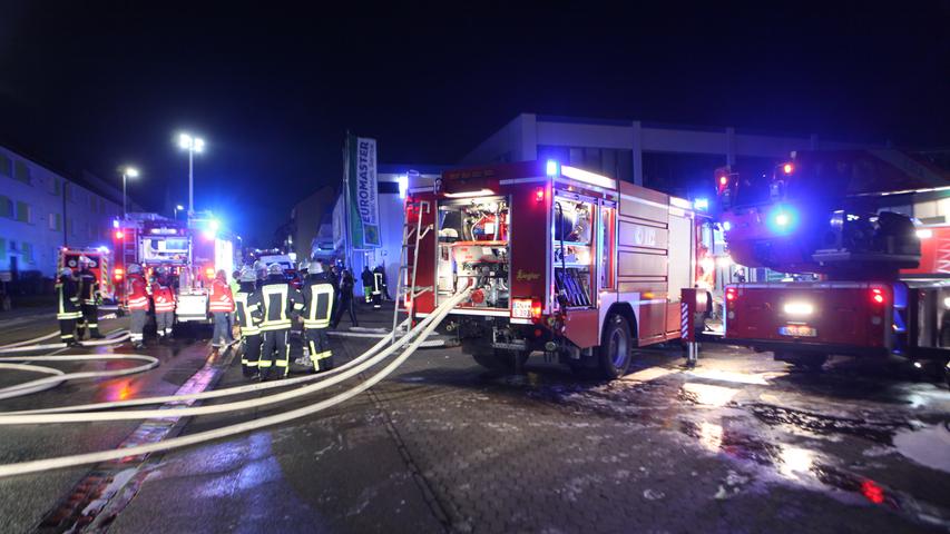 Rauch über Ansbach: Feuer in Reifenwerkstatt