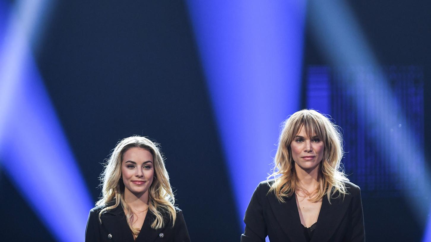 Die Zweitplatzierte Lara Runarsson (links) aus Unterfranken, steht neben Leonie Charlotte von Hase, der neuen "Miss Germany 2020".