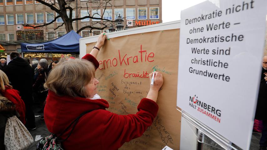Verliebt in Demokratie: Nürnberger setzen ein Zeichen an der Lorenzkirche