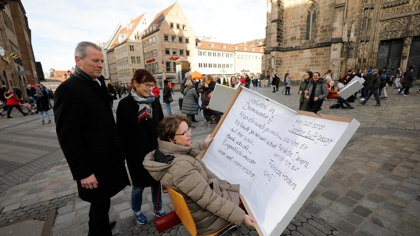 Verliebt in Demokratie: Nürnberger setzen ein Zeichen an der Lorenzkirche