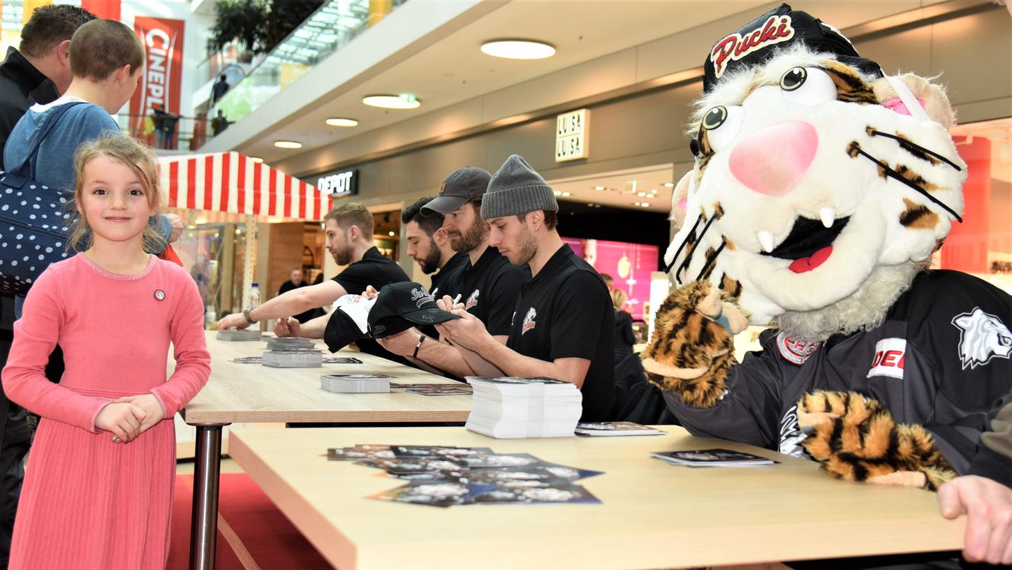 Vier Ice Tigers beglücken viele Fans in Neumarkt
