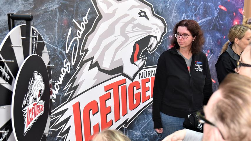 Autogrammstunde der Ice Tigers im Neuen Markt