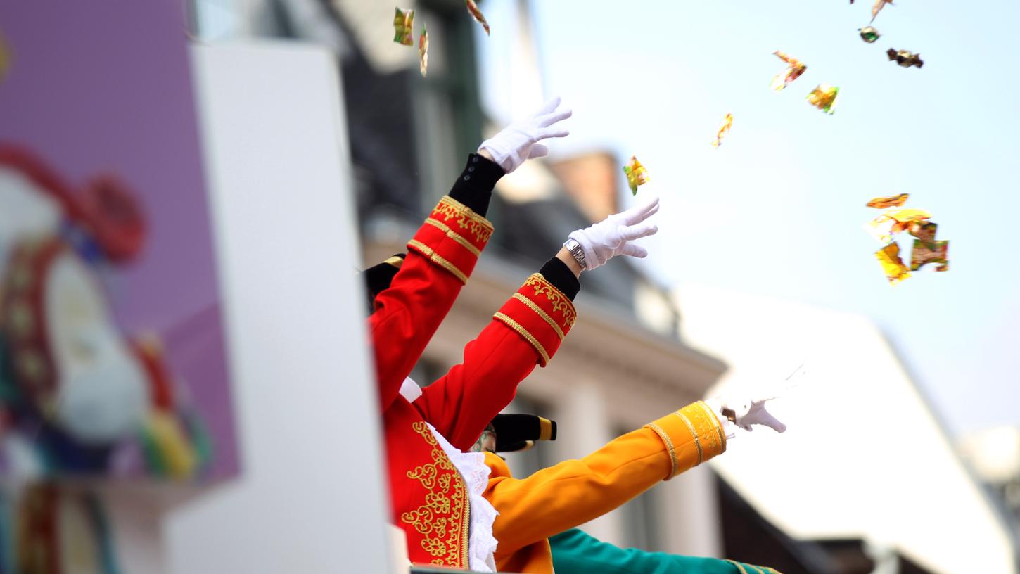 Süßigkeiten in Massen: Im Karneval fliegen Kamelle. Das stört Umweltschützer.