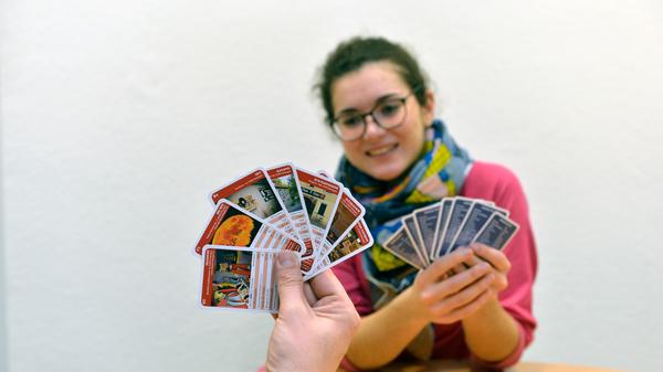 Jeder kennt Kartenspiele. Ob Poker, Rommé oder Canasta, irgendwas geht immer. Also holt die Familie oder die Mitbewohner zusammen, stellt etwas zu knabbern auf den Tisch und schon kann der Spieleabend (wahlweise auch Morgen oder Mittag) beginnen. Und, falls man alleine wohnt, gibt es inzwischen gute Möglichkeiten auch online Kartenspiele zu spielen, ohne Geld setzen zu müssen.