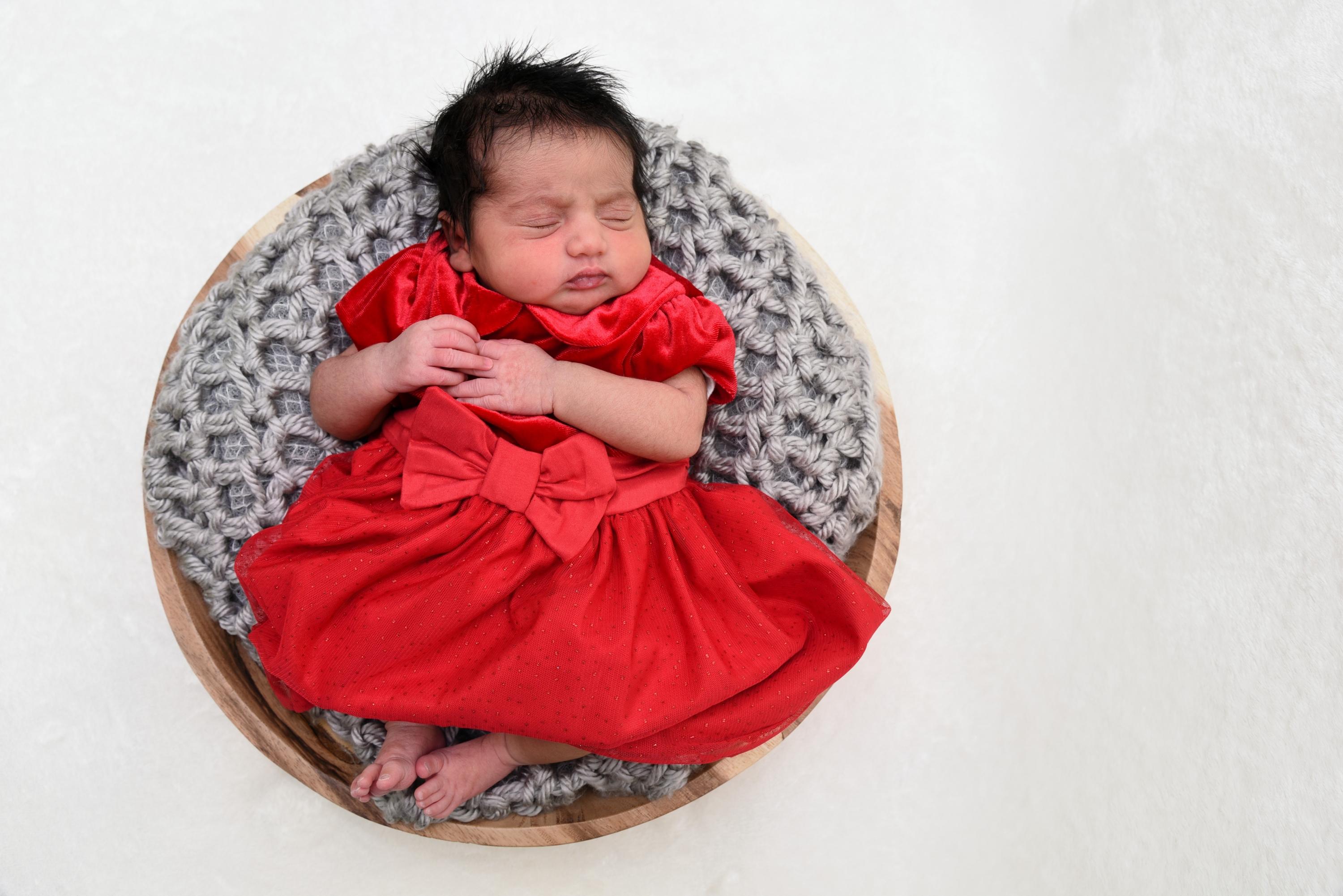 Am 12. Februar wurde im Klinikum Hallerwiese die kleine Thamily geboren. Sie wiegt 3080 Gramm und ist exakt 51 Zentimeter groß - und schläft ganz friedlich.