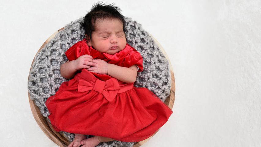 Am 12. Februar wurde im Klinikum Hallerwiese die kleine Thamily geboren. Sie wiegt 3080 Gramm und ist exakt 51 Zentimeter groß - und schläft ganz friedlich.