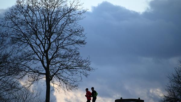 Joggen vor dunklen Wolken