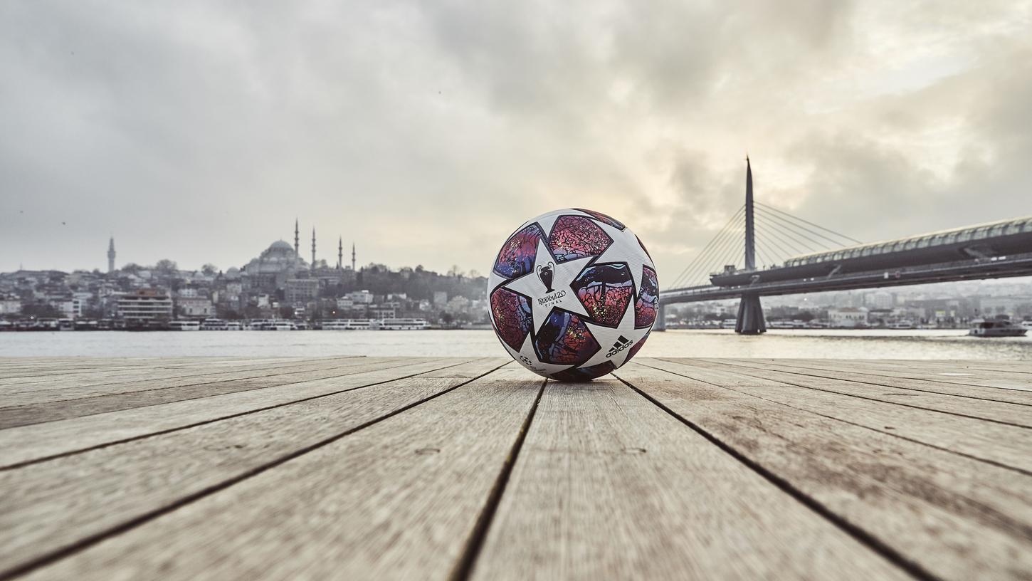 Der Bosporus ist auf dem neuen adidas-Ball zu sehen - und auf diesem Bild auch dahinter.