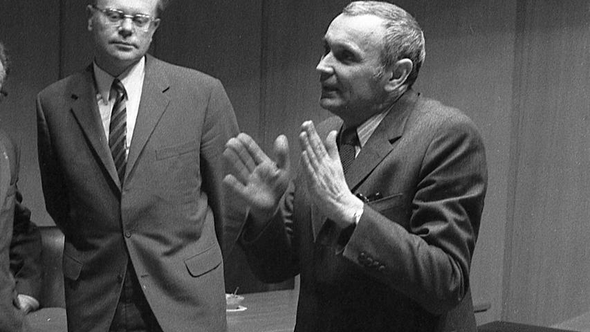 Kulturreferent Dr. Hermann Glaser (links) und Prof. Josef Svoboda vor dem Noricama-Modell. Hier geht es zum Artikel vom 22. Februar 1970: „Große Schau“ in Nürnbergs Dürerjahr