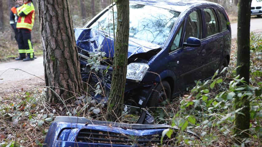 Unfall bei Ansbach: Auto prallt gegen Baum, nachdem ein 87-Jähriger während der Fahrt gestorben ist