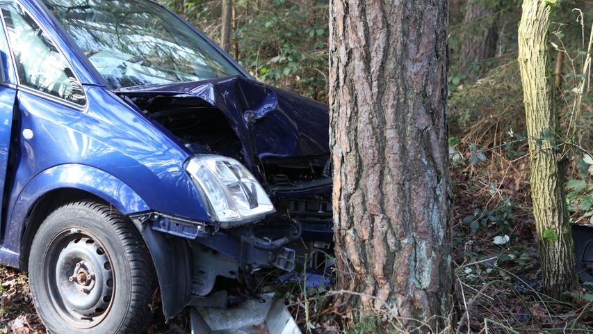 Unfall bei Ansbach: Auto prallt gegen Baum, nachdem ein 87-Jähriger während der Fahrt gestorben ist