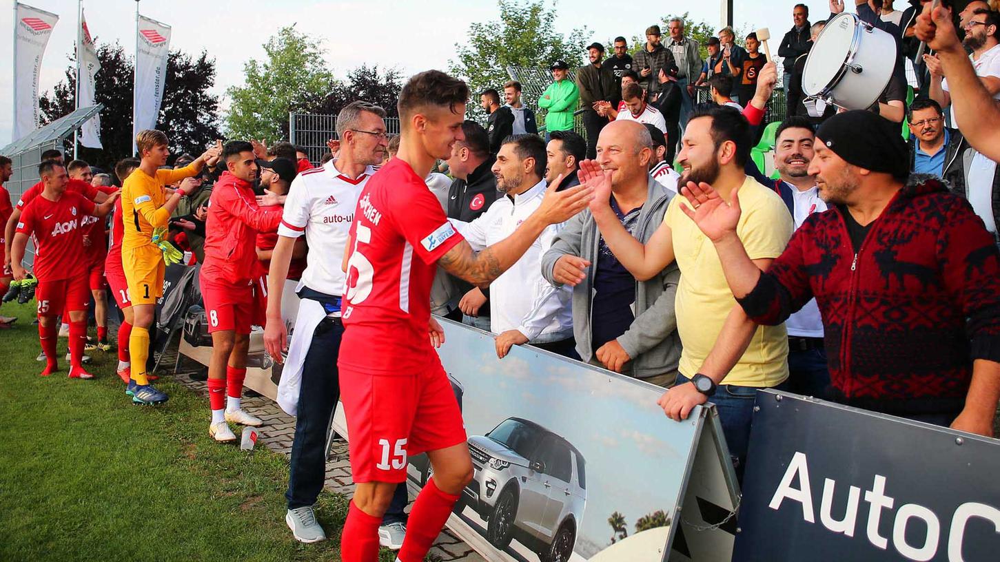 Die Spieler von Türkgücü München klatschen mit ihren Fans ab.