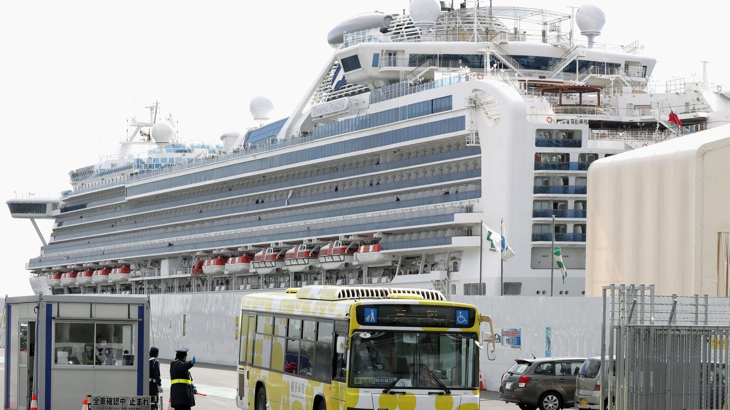 Nach zwei Wochen Quarantäne dürfen die ersten Passagiere das Kreuzfahrtschiff "Diamond Princess" endlich verlassen.