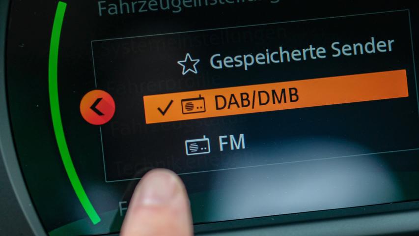 Die Verbreitung von Digitalradios steigt langsam, 2021 soll es den nächsten Schub geben. Ab dann müssen alle Radios in Neufahrzeugen in der Lage sein, DAB+ zu empfangen.