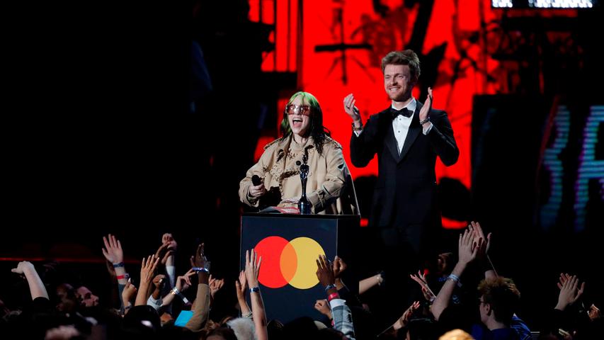 Die 40. Verleihung der Brit Awards bot eine große Show: Die US-Sängerin Billie Eilish begeisterte mit ihrem James-Bond-Song "No Time To Die" und bekam den Preis als Beste Internationale Solokünstlerin. Auf der Bühne wurde sie emotional. Auch Lewis Capaldi, Stormzy und Mabel gehören zu den großen Gewinnern der Show. Wir haben die imposanten Bilder!