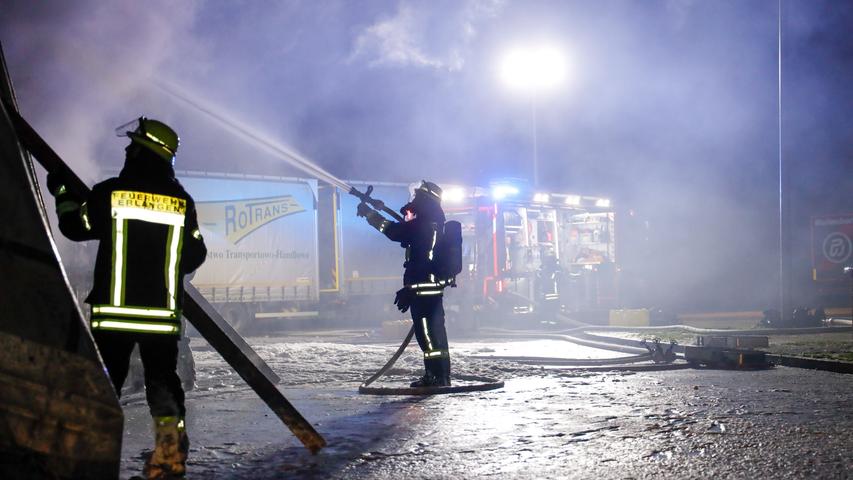 Meterhohe Flammen: Lkw brannte neben A3 lichterloh