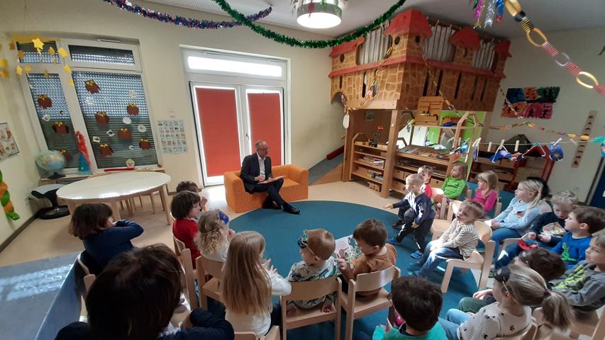 Da unsere diesjährige Faschingsprinzessin Jacqueline I. im Kindergarten Schambach arbeitet, war der Bürgermeister zu Besuch, um sein Versprechen einzulösen. Bei der Machtübernahme am Rathaussturm hatte die Prinzessin Bürgermeister Baum als Aufgabe übertragen, dass er nach Schambach kommen müsse, um auf dem Lesesofa (es wurde aus der Geburtstagsspende zu Werner Baums‘60. Geburtstag finanziert) den Kindern etwas vorzulesen. Dieses Versprechen löste er jetzt genau eine Woche vor Faschingsende ein. Er las den Kindern eine Geschichte von Elmar, dem bunten Elefanten vor und die gesamte Kindergartengruppe lauschte konzentriert. Anschließend ließen ihn die Kinder erst gehen, nachdem er noch eine Tischspielrunde mit ihnen gespielt hatte. Als Erinnerung für sein Büro gab es einen gemalten „Elmar“ der Kinder.