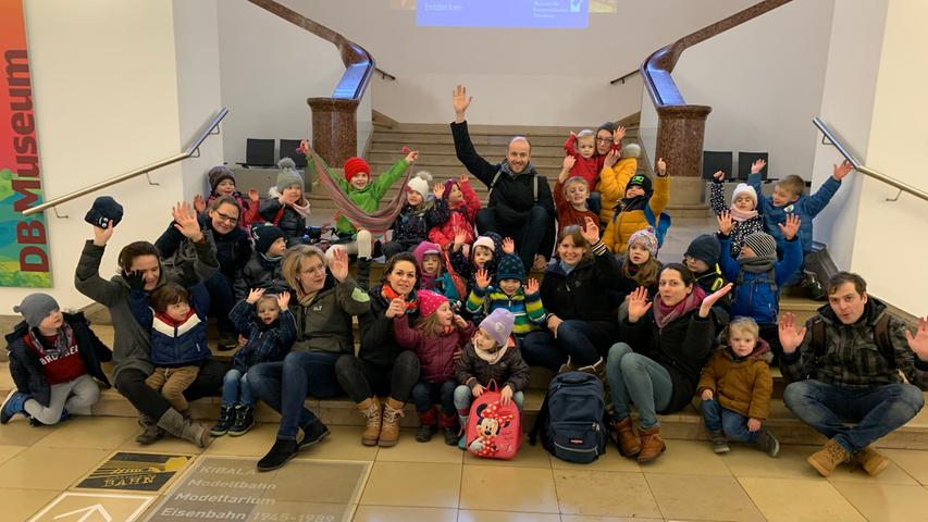 Der Kindergarten am Burgstall hat zum Eisenbahnjubiläums 2019 in Treuchtlingen das Projekt „Schlaumäuse“ gestartet. In einer Kinderkonferenz sammelten die Einrichtung Ideen der Kinder rund um das Thema und setzten diese um. Über mehrere Wochen und Monate begaben sie sich auf eine Zeitreise mit der Eisenbahn und wollten wissen, wie es auf einem Bahnhof aussieht, wie Gleise eingebaut werden und welche Unterschiede es zwischen Dampflok und ICE gibt. Die Themen wurden durch Sachgespräche, einem Besuch am Bahnhof, Rollenspiele und Bilderbuchbetrachtungen gemeinsam mit den Kindern erarbeitet. Zum Abschluss des Projektes fand ein gemeinsamer Ausflug mit Eltern und Kindern in das Eisenbahnmuseum nach Nürnberg statt. Dort erwarteten die Gruppe schon zwei Mitarbeiter des Museums um sie durch das große Gebäude zu führen. Dabei lernten sie den „Alten Adler“ und den „Kleinen ICE“ kennen. Der Kindergarten am Burgstall hat zum Eisenbahnjubiläums 2019 in Treuchtlingen das Projekt „Schlaumäuse“ gestartet. In einer Kinderkonferenz sammelten die Einrichtung Ideen der Kinder rund um das Thema und setzten diese um. Über mehrere Wochen und Monate begaben sie sich auf eine Zeitreise mit der Eisenbahn und wollten wissen, wie es auf einem Bahnhof aussieht, wie Gleise eingebaut werden und welche Unterschiede es zwischen Dampflok und ICE gibt. Die Themen wurden durch Sachgespräche, einem Besuch am Bahnhof, Rollenspiele und Bilderbuchbetrachtungen gemeinsam mit den Kindern erarbeitet. Zum Abschluss des Projektes fand ein gemeinsamer Ausflug mit Eltern und Kindern in das Eisenbahnmuseum nach Nürnberg statt. Dort erwarteten die Gruppe schon zwei Mitarbeiter des Museums um sie durch das große Gebäude zu führen. Dabei lernten sie den „Alten Adler“ und den „Kleinen ICE“ kennen.