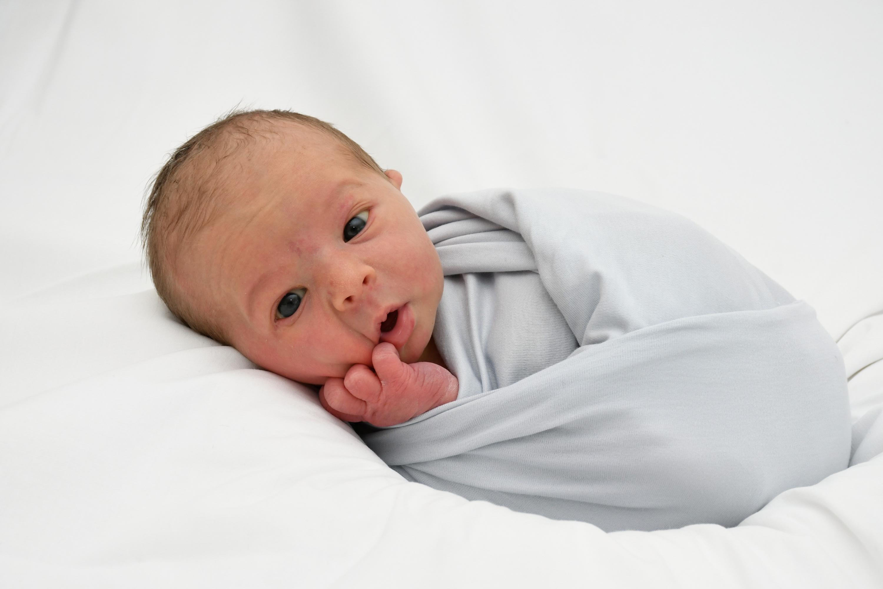 Ganz tief kuschelt sich der kleine Samuel in seine Decke. Geboren wurde der junge Mann am 16. Februar im Südklinikum. Dabei war er 3020 Gramm schwer und 48 Zentimeter groß.