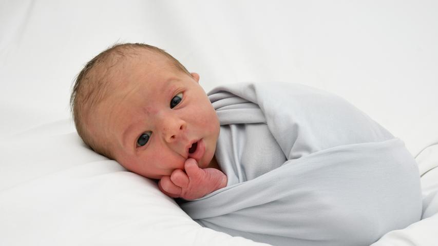 Ganz tief kuschelt sich der kleine Samuel in seine Decke. Geboren wurde der junge Mann am 16. Februar im Südklinikum. Dabei war er 3020 Gramm schwer und 48 Zentimeter groß.