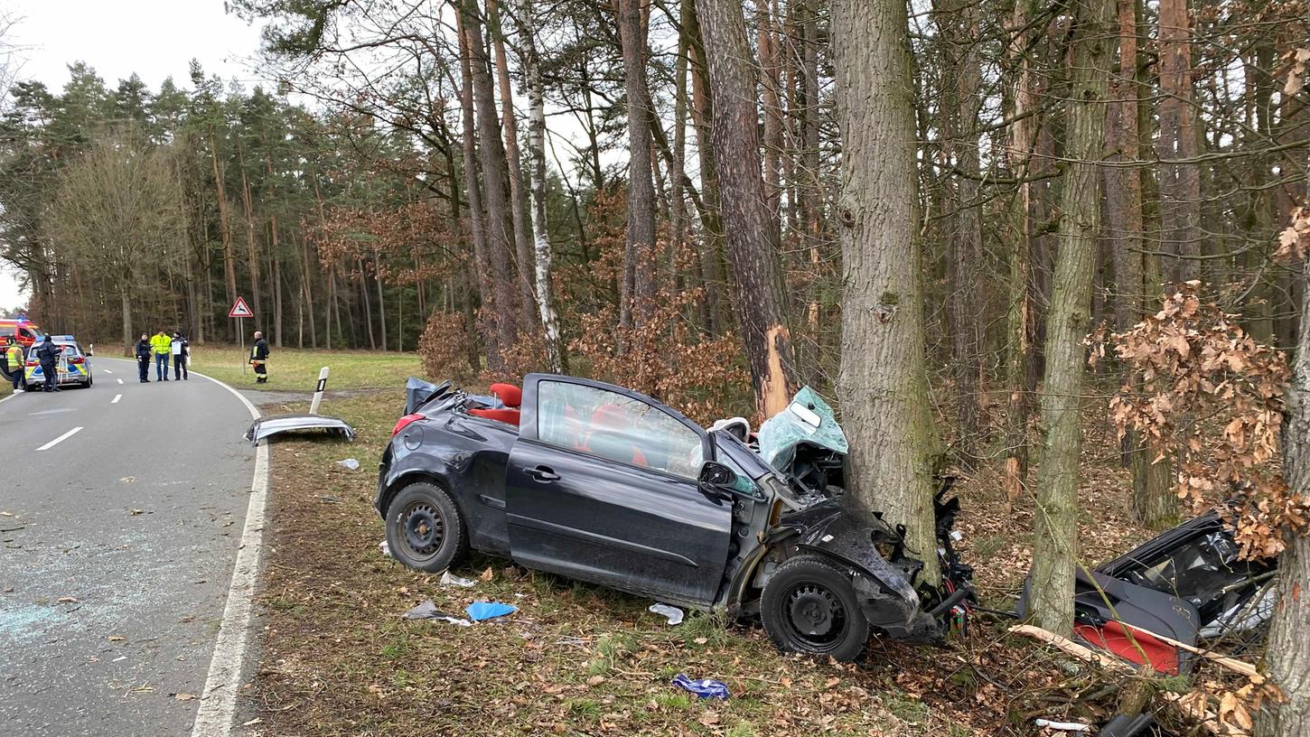 Auto prallt gegen Baum: 59-Jährige verstirbt in Oberfranken bei schwerem Verkehrsunfall.