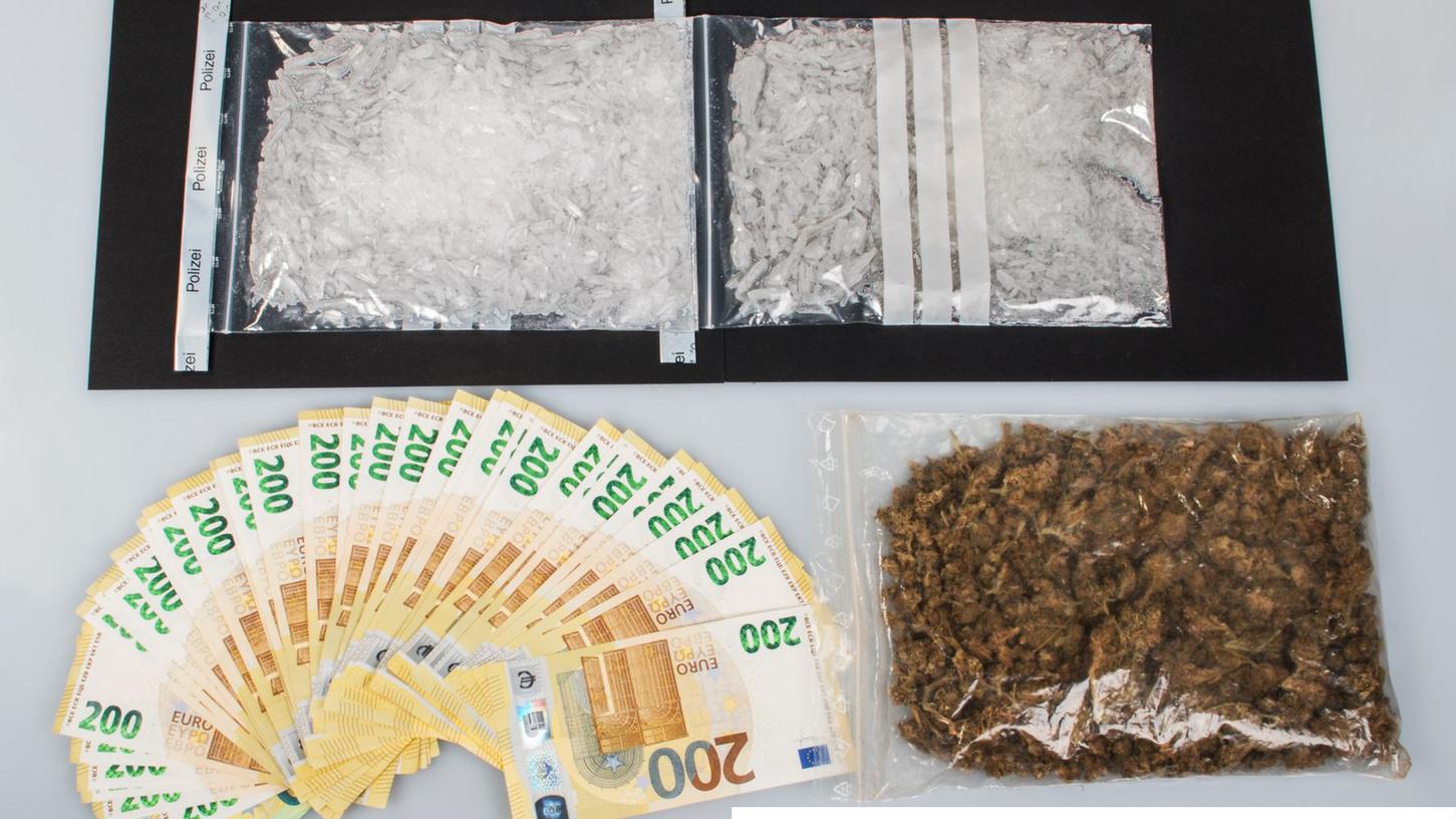 Die Polizei hat rund 200 Gramm Crystal, zirka 60 Gramm Marihuana und 7000 Euro bei dem Mann beschlagnahmt.