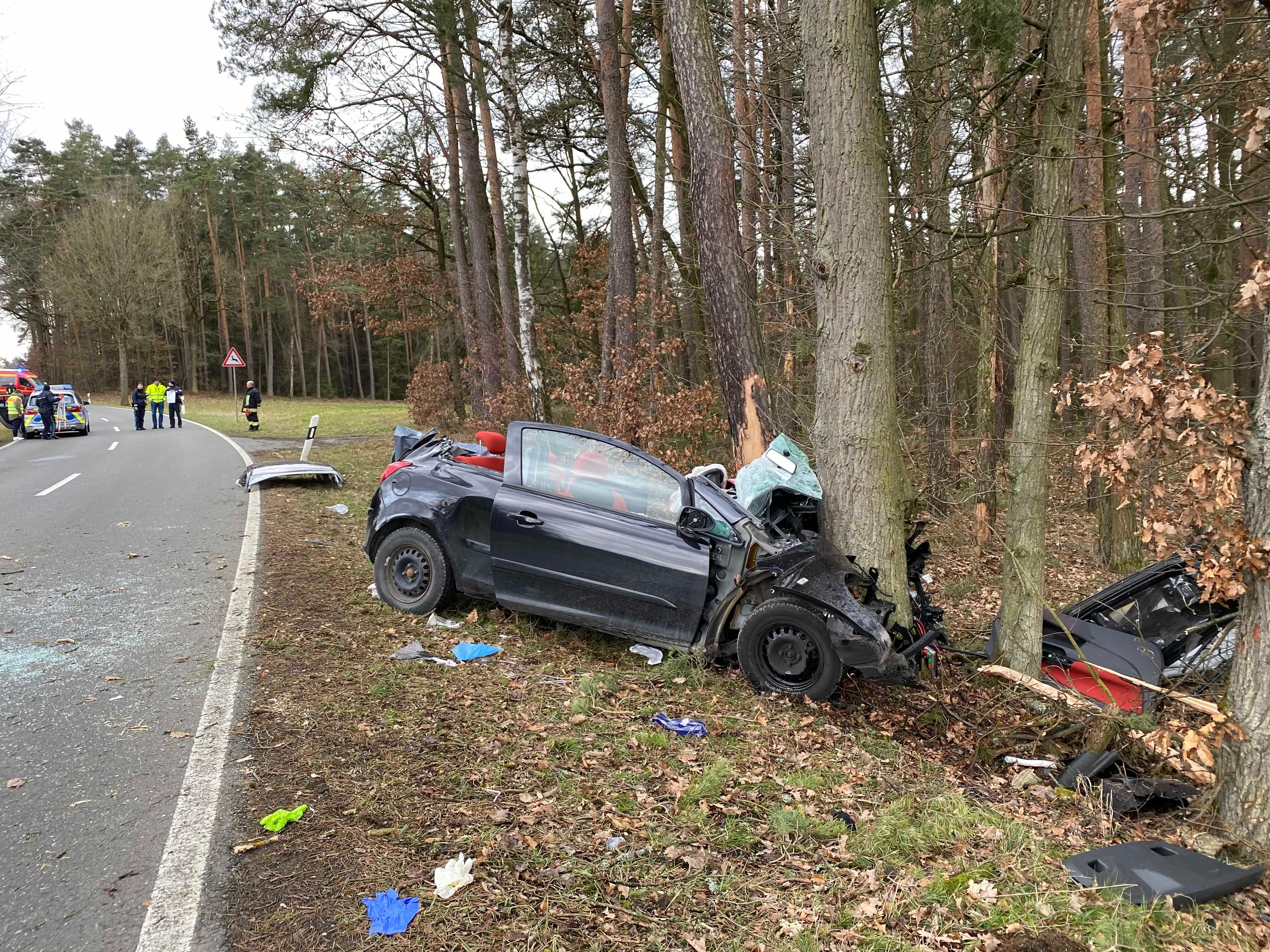 todlicher unfall in oberfranken 59 jahrige prallt mit auto gegen baum region nordbayern